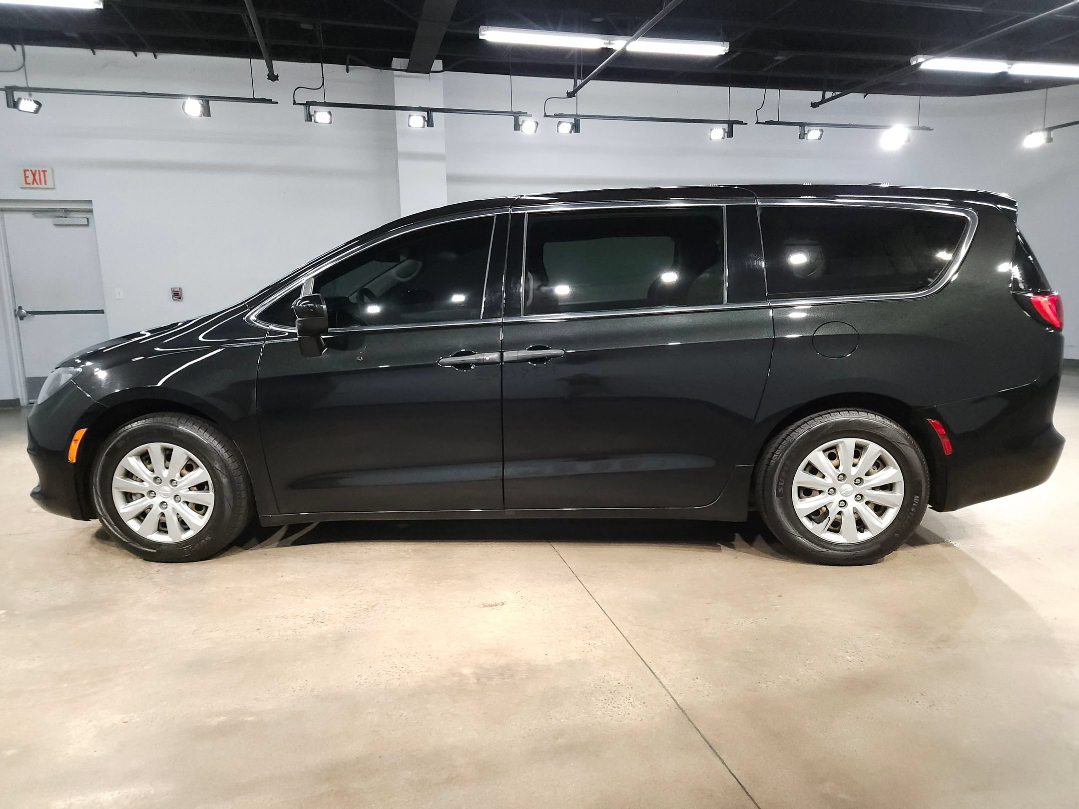 Used 2021 Chrysler Voyager L FWD image 4
