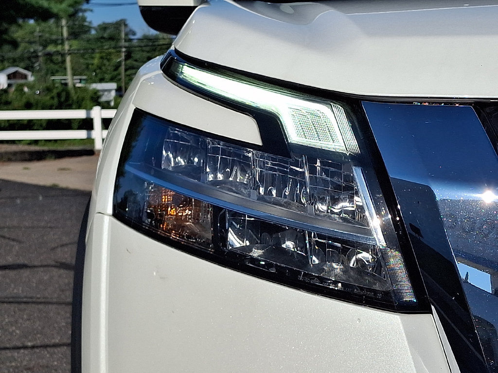 Used 2022 Nissan Pathfinder SL AWD/4WD image 11