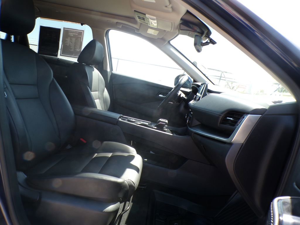 Used 2024 Nissan Rogue SV w/ SV Premium Package image 19