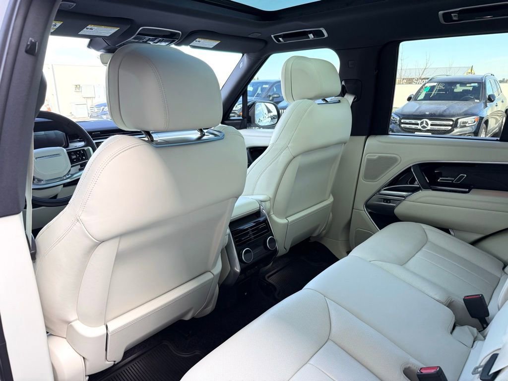 Used 2025 Land Rover Range Rover SE image 25