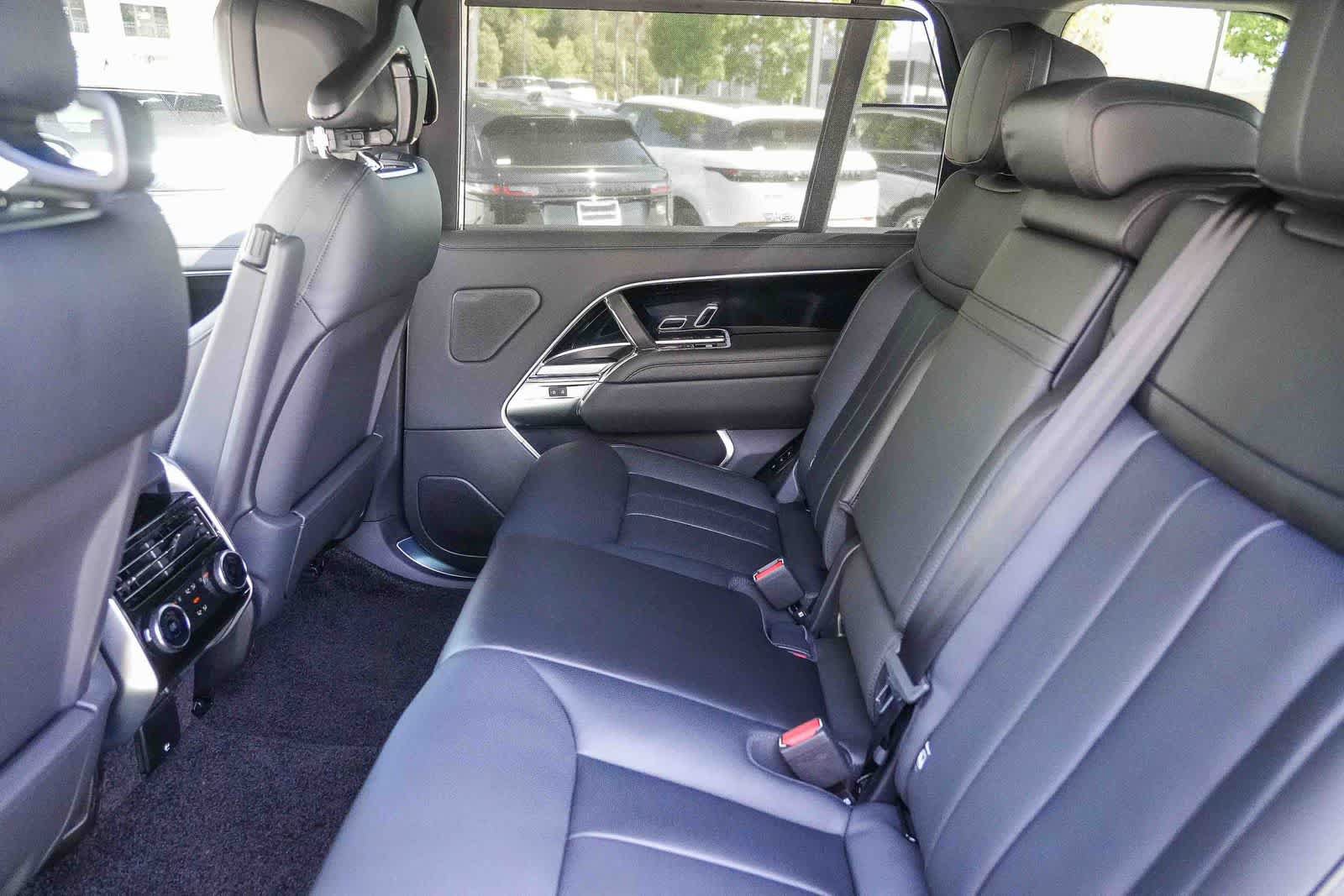 New 2026 Land Rover Range Rover Long Wheelbase SE AWD/4WD image 18