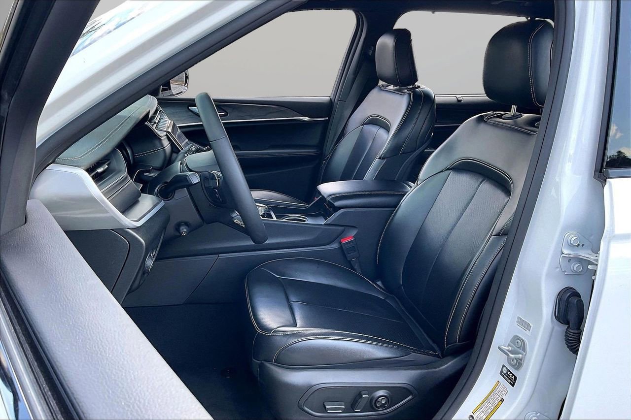 Certified 2025 Jeep Grand Cherokee L Limited w/ Luxury Tech Group II image 23