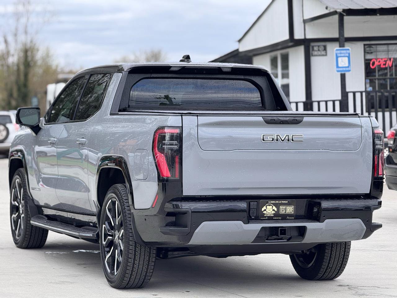 Used 2024 GMC Sierra EV Denali AWD/4WD image 7