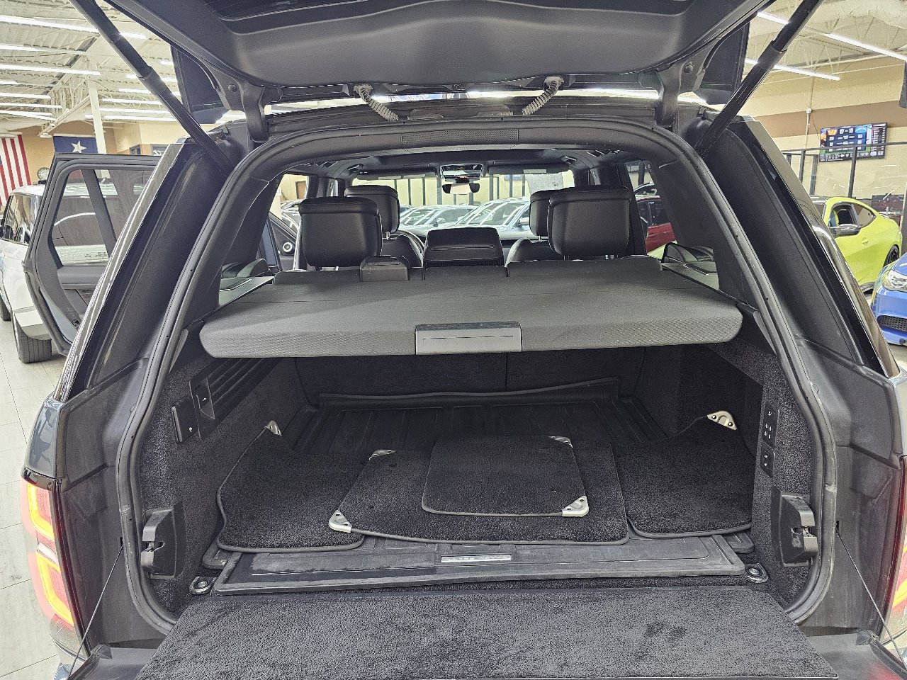 Used 2019 Land Rover Range Rover Autobiography image 16