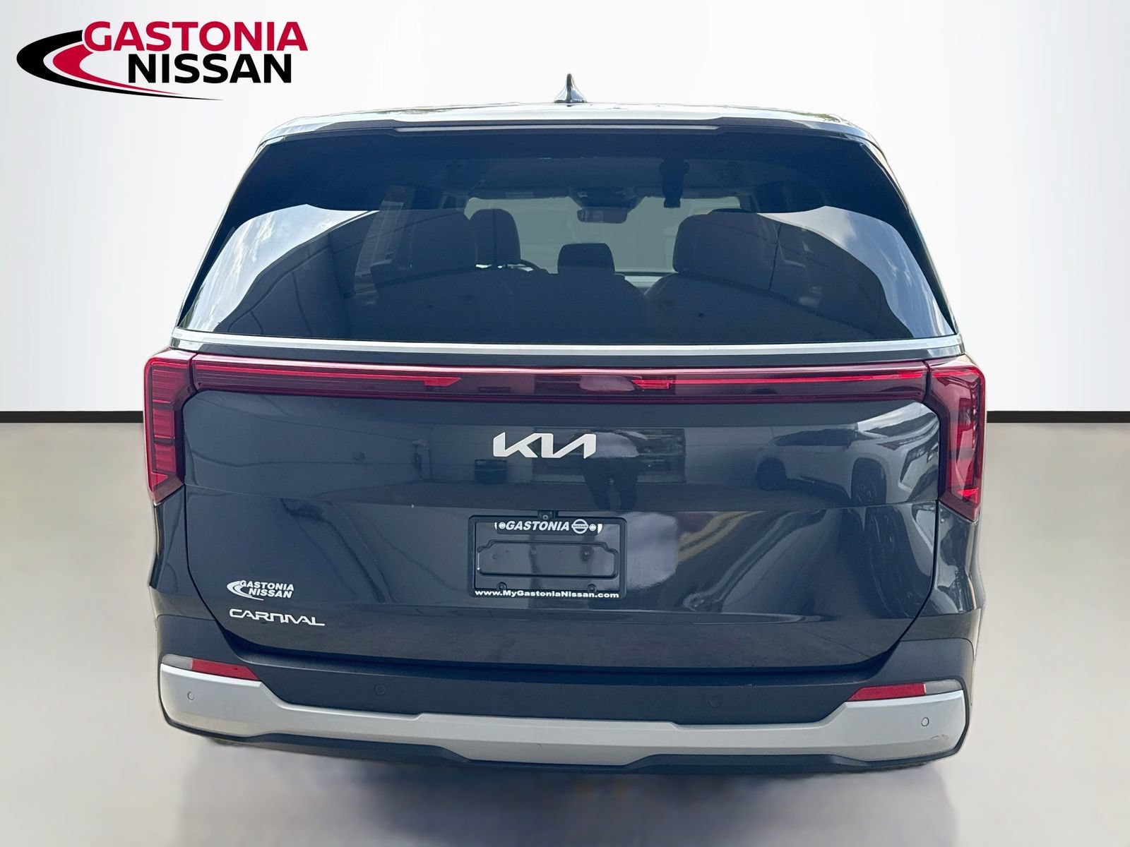 Used 2025 Kia Carnival FWD image 7