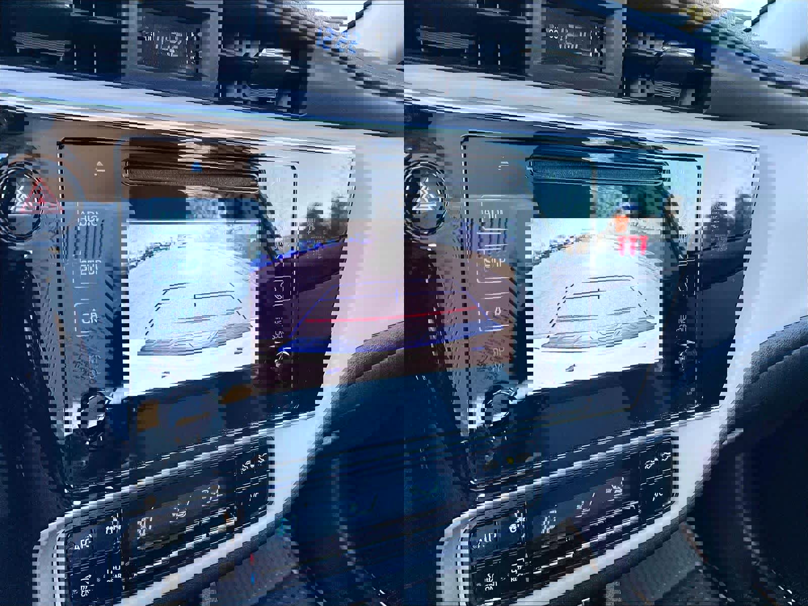 Used 2018 Toyota Corolla LE image 19