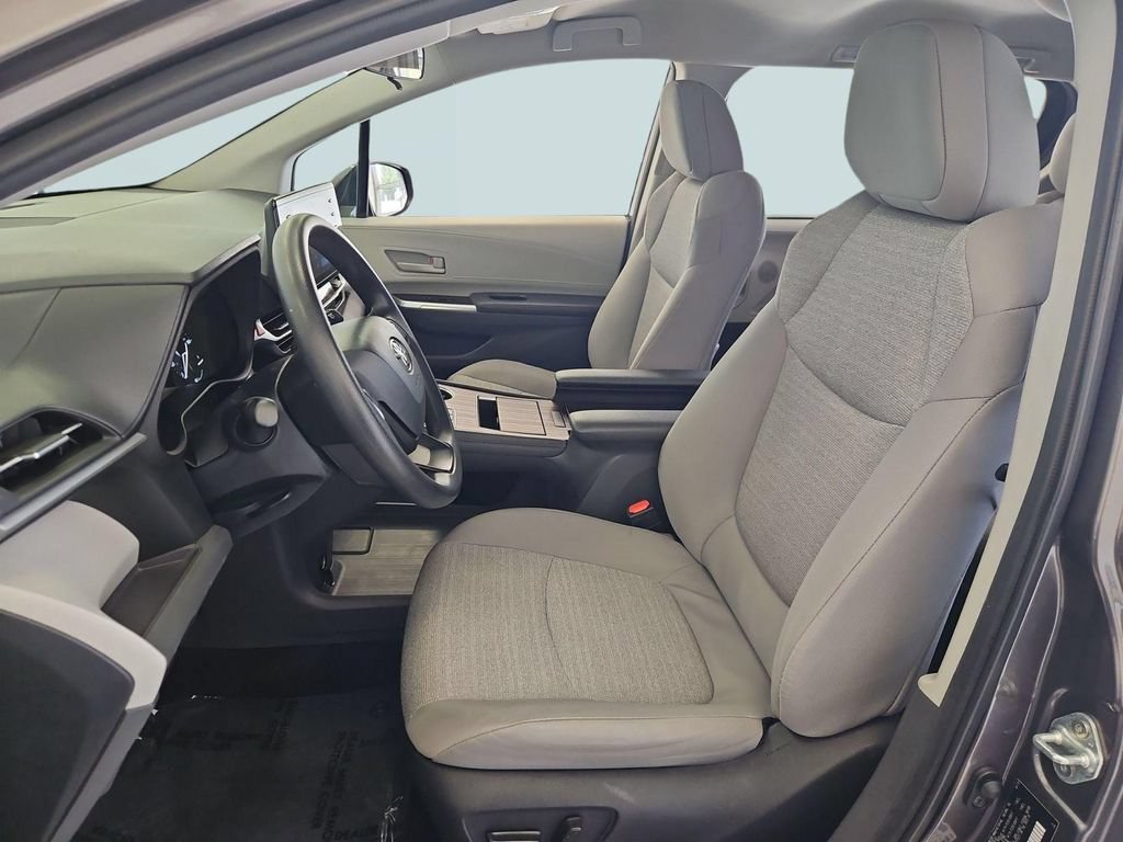 Used 2024 Toyota Sienna LE FWD image 21