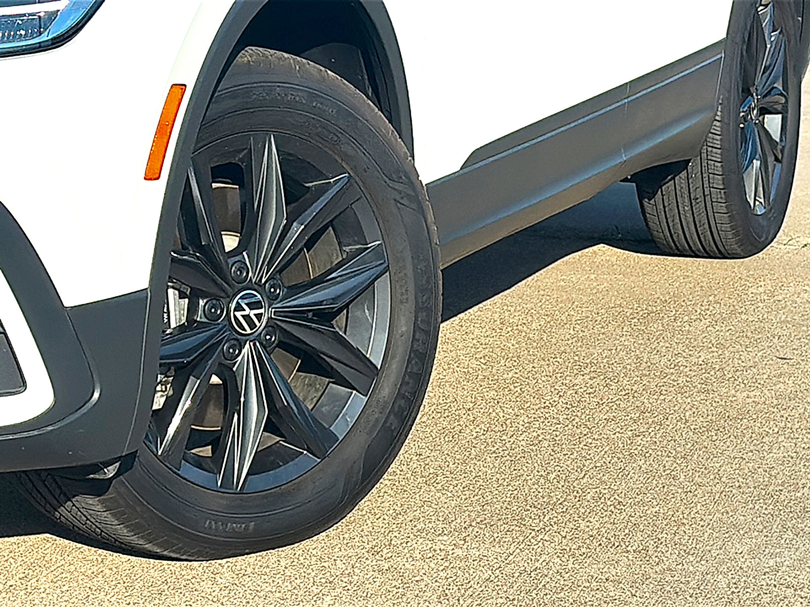 Used 2024 Volkswagen Tiguan SE w/ Panoramic Sunroof Package image 3