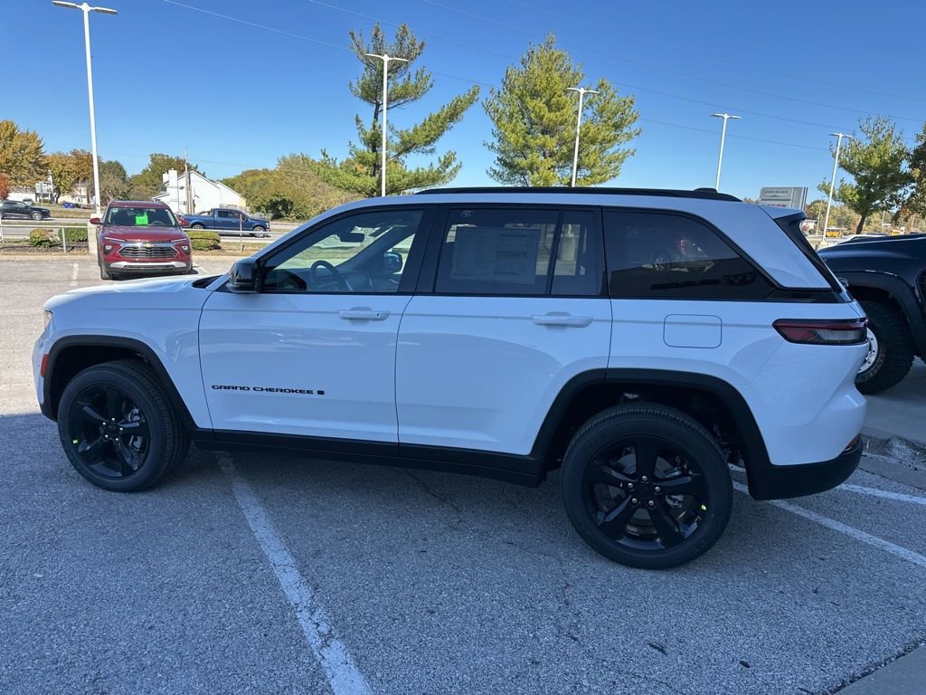 New 2025 Jeep Grand Cherokee Altitude AWD/4WD image 18
