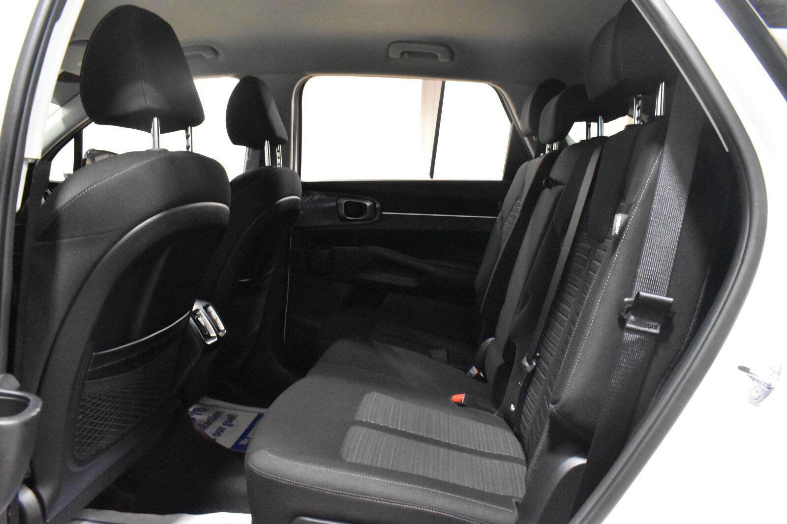 Used 2025 Kia Sorento LX FWD image 5