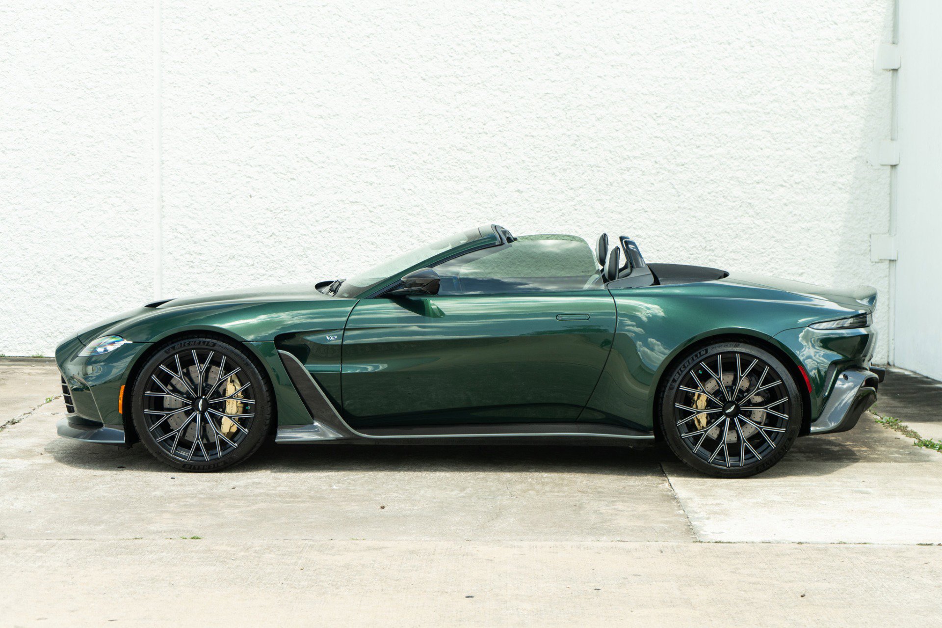 Used 2023 Aston Martin V12 Vantage Roadster RWD image 10