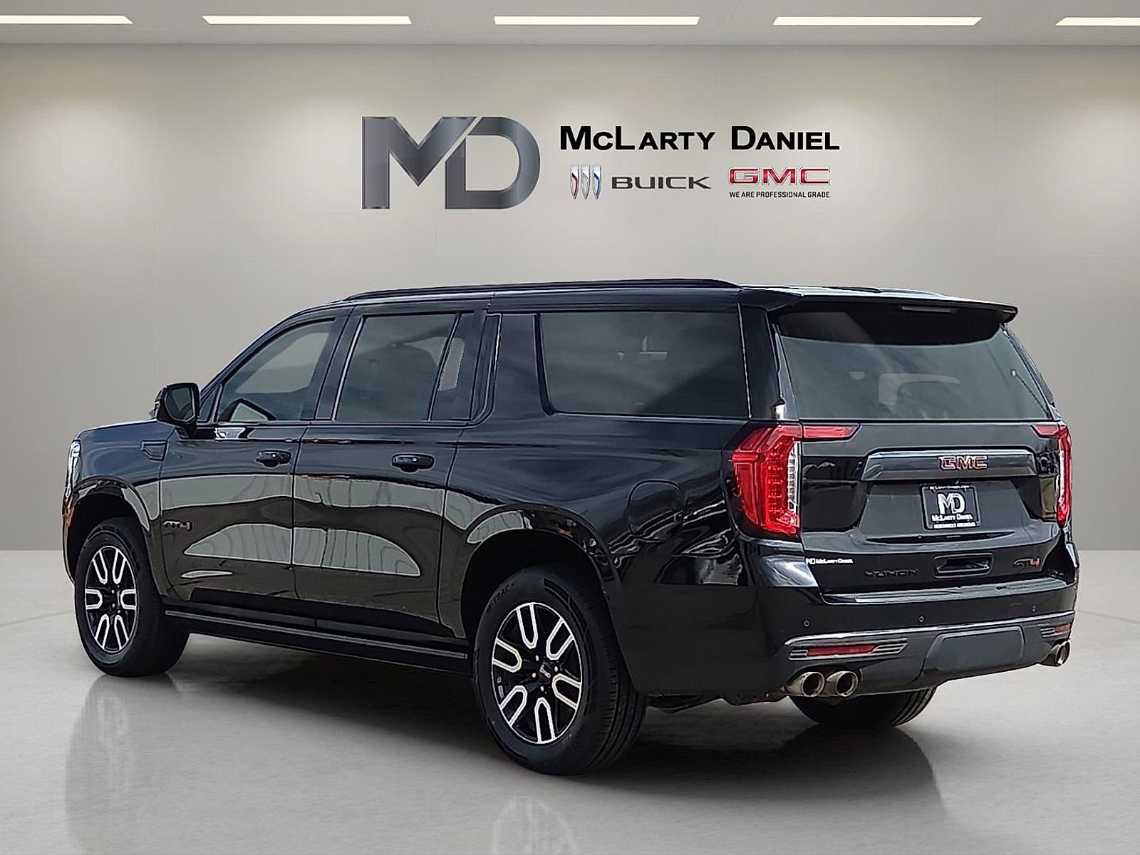 Used 2023 GMC Yukon XL AT4 w/ AT4 Premium Plus Package image 4