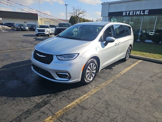 Used 2023 Chrysler Pacifica Touring-L FWD image 3