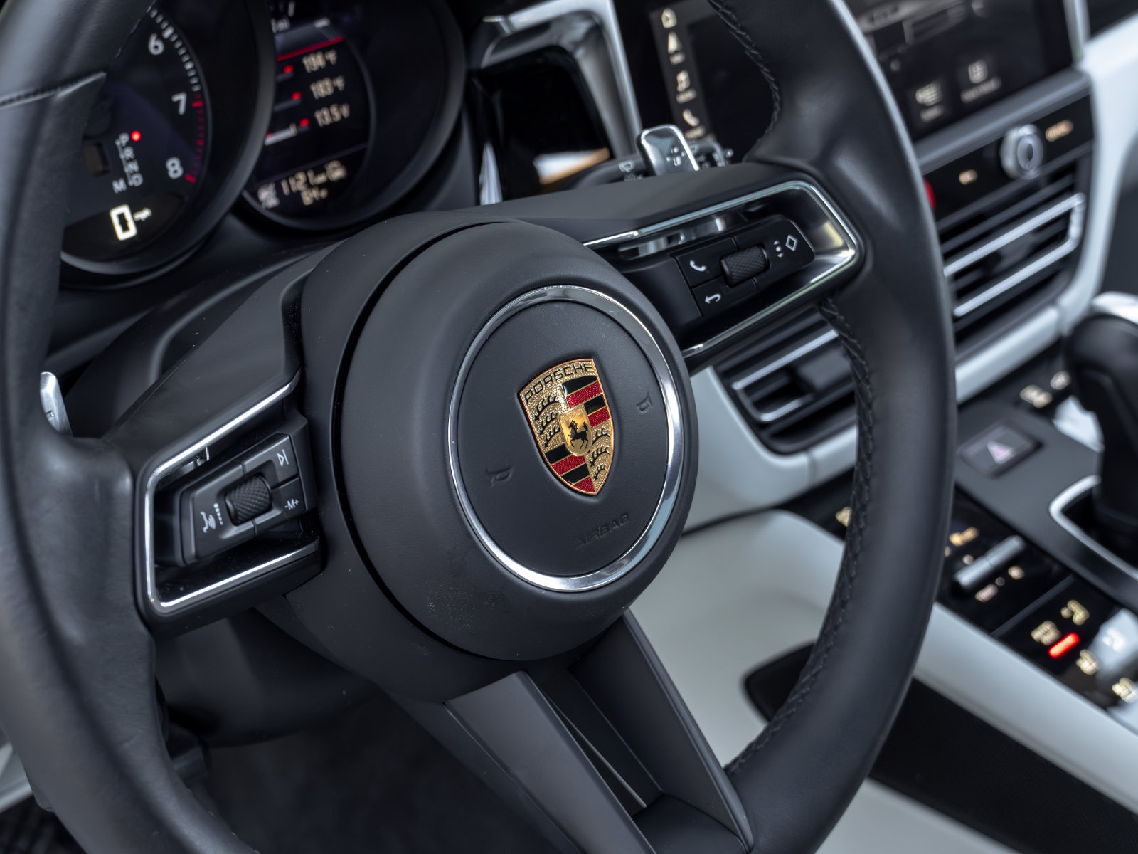 Certified 2025 Porsche Macan AWD/4WD image 38