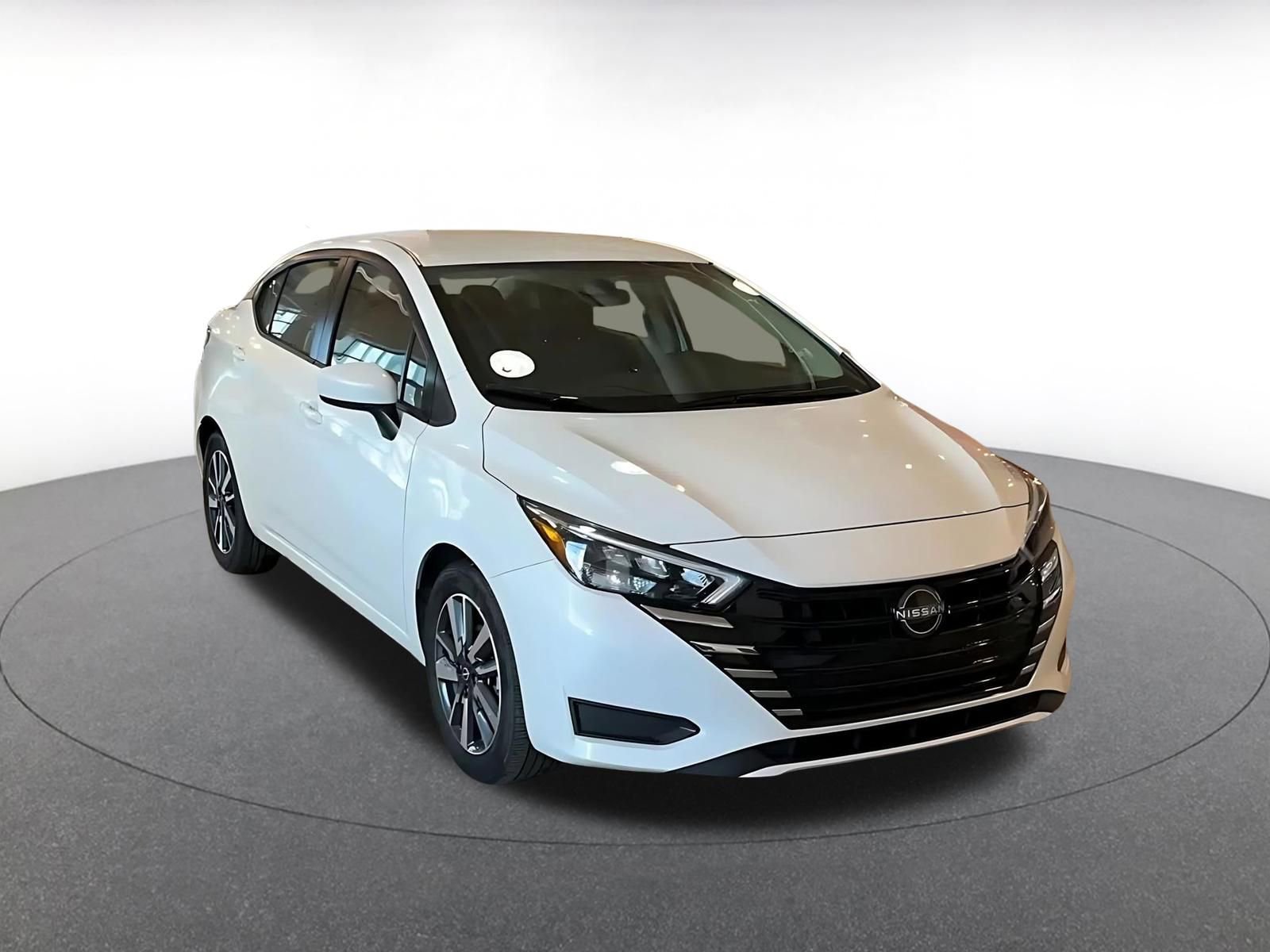 Used 2025 Nissan Versa SV image 3
