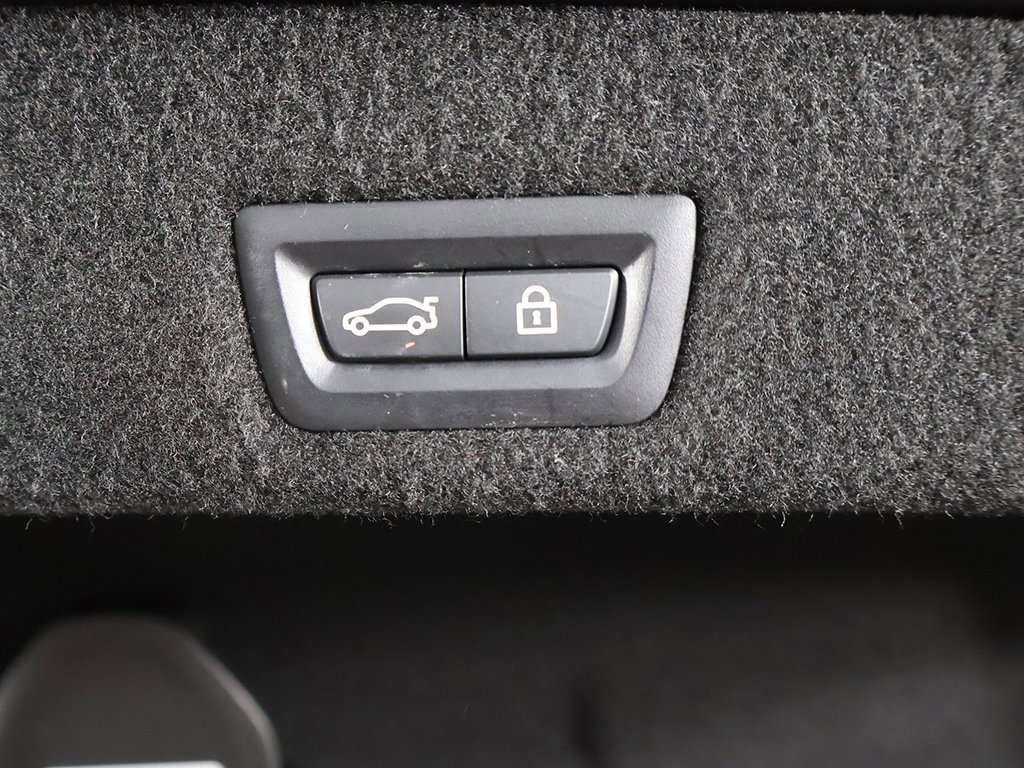 Used 2022 BMW 740i xDrive w/ Premium Package image 25