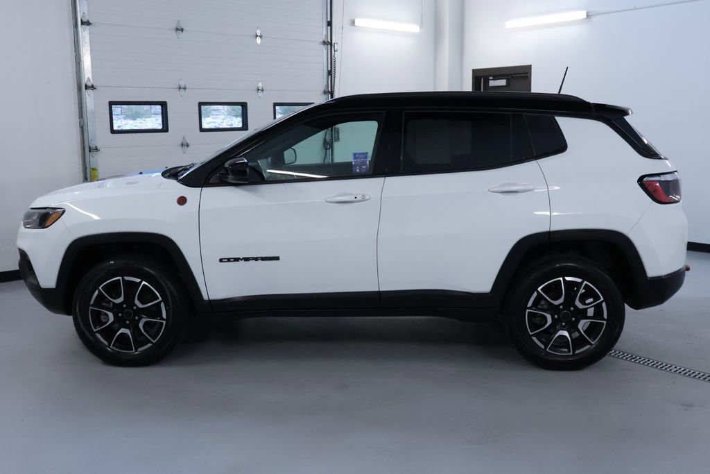 Used 2025 Jeep Compass Trailhawk AWD/4WD image 4
