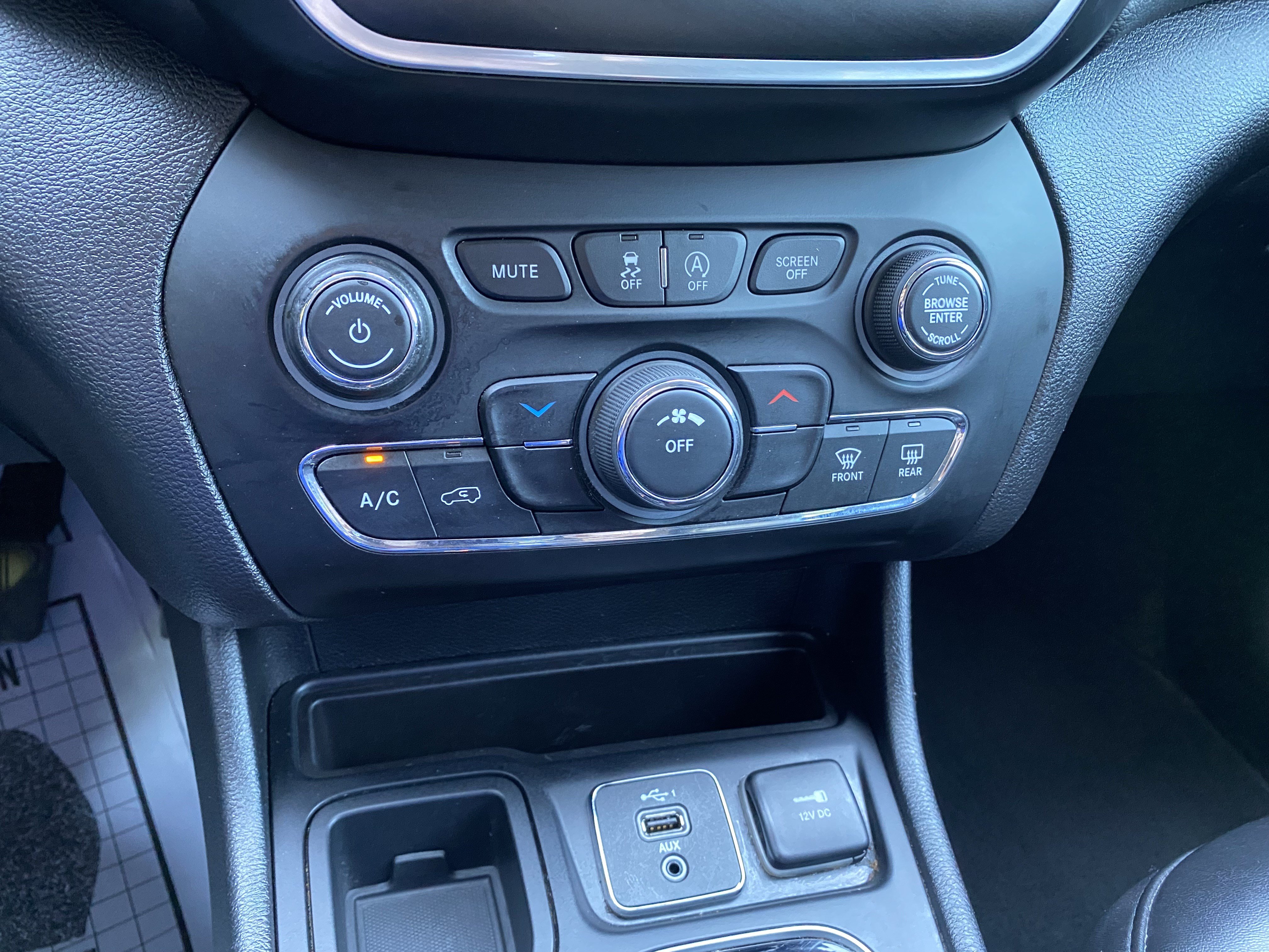 Used 2019 Jeep Cherokee Latitude Plus FWD image 29