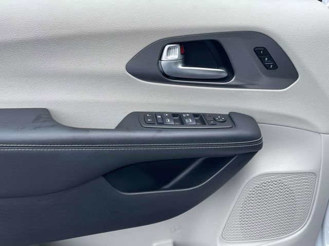 Used 2024 Chrysler Pacifica Touring-L image 27