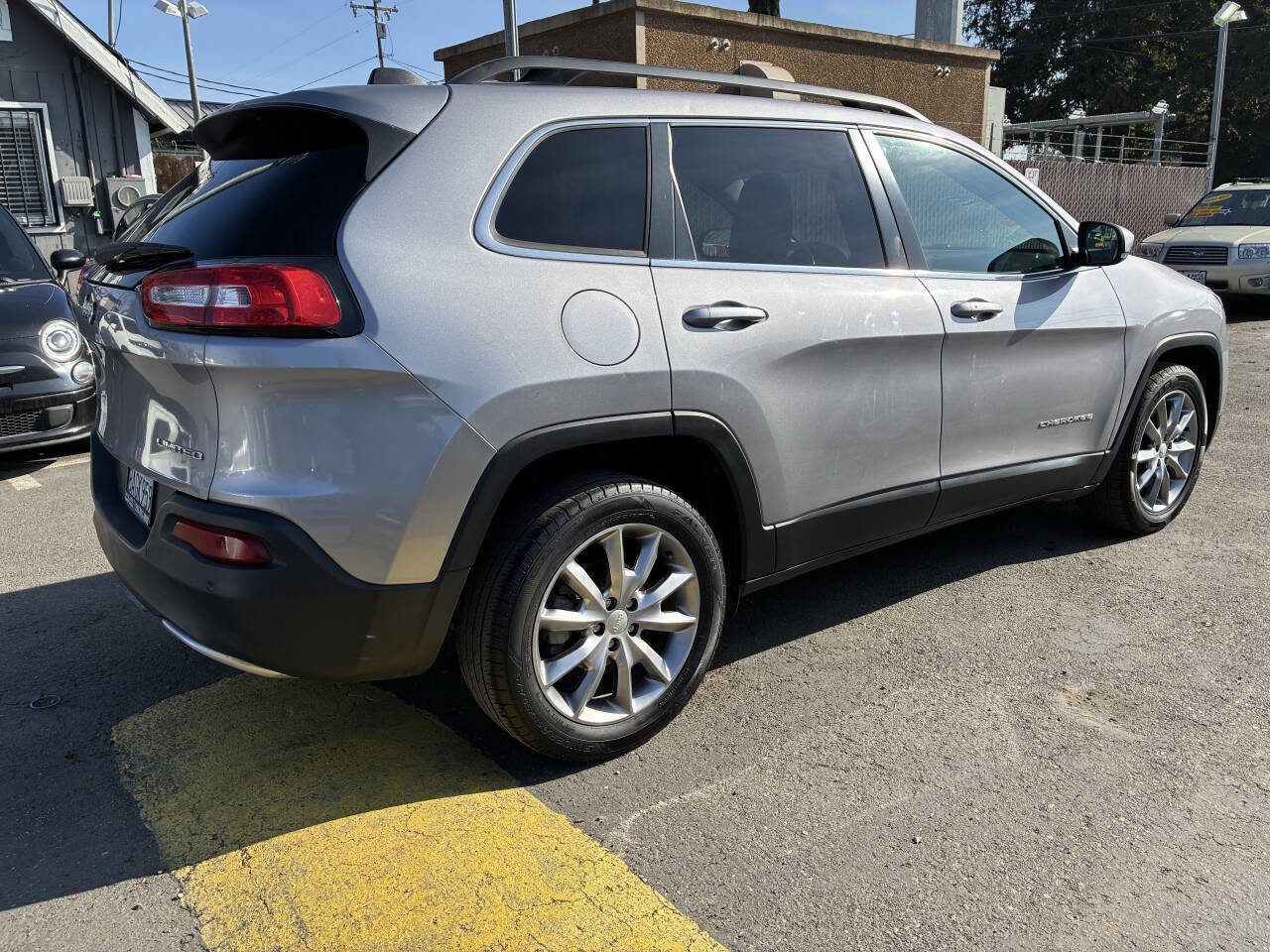 Used 2018 Jeep Cherokee Limited image 2