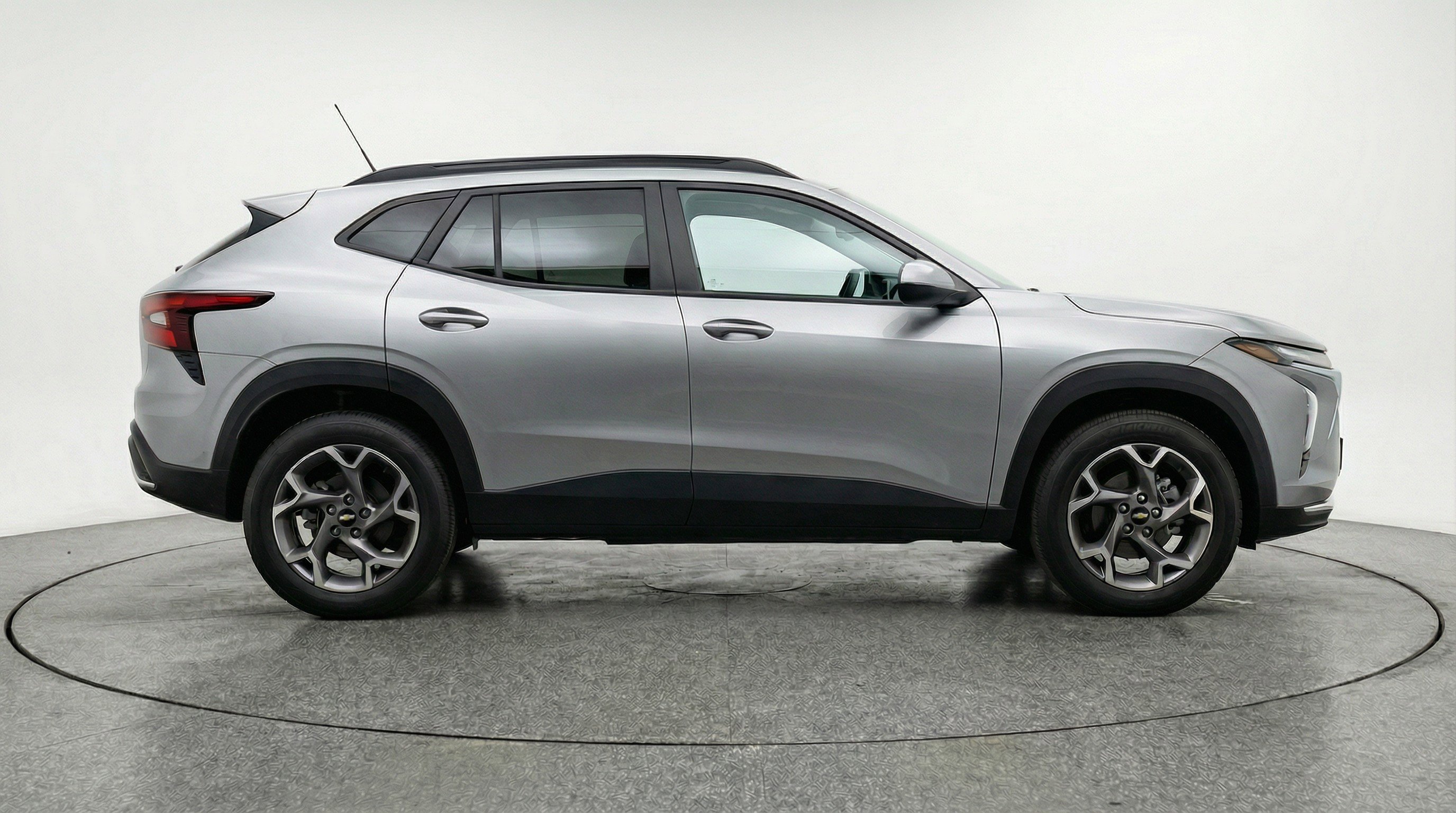 Used 2025 Chevrolet Trax LT w/ LT Convenience Package image 11