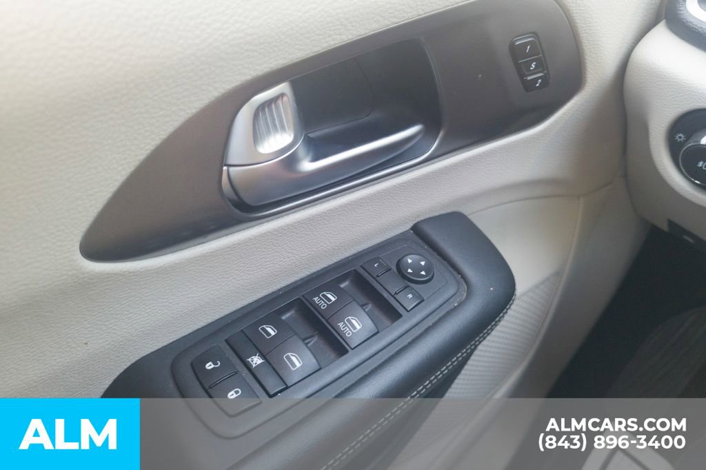 Used 2023 Chrysler Pacifica Touring-L image 31