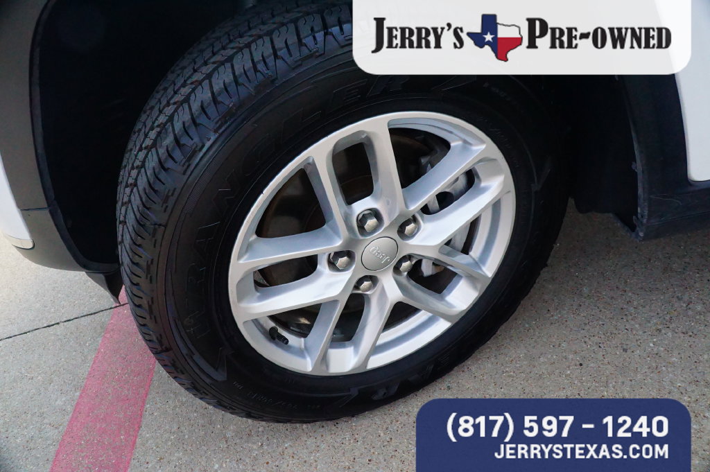 Used 2023 Jeep Grand Cherokee L Laredo RWD image 9