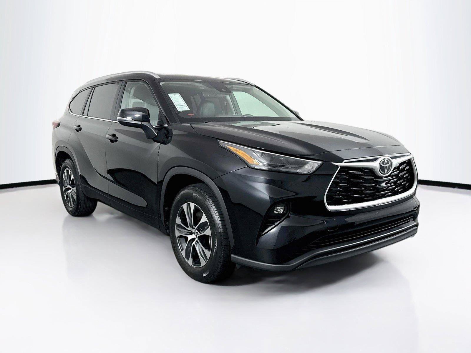 Certified 2025 Toyota Highlander XLE FWD image 10