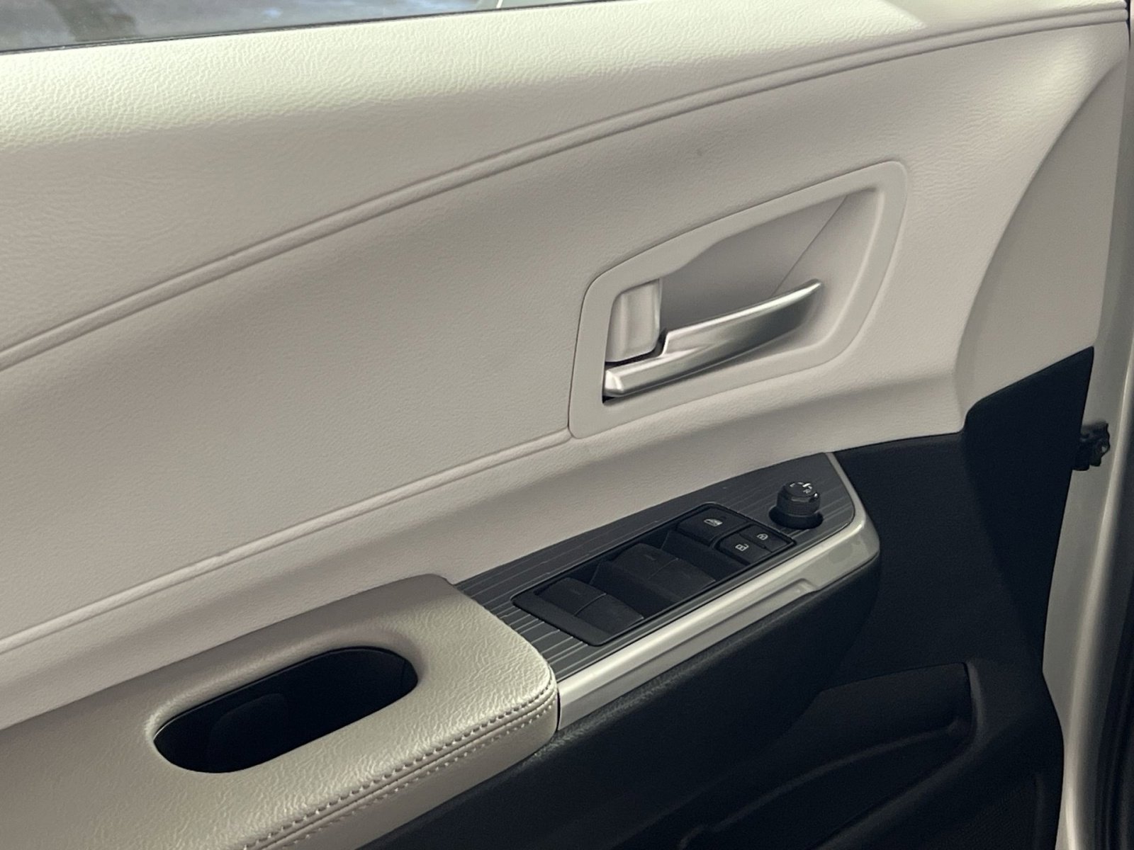 Used 2025 Toyota Sienna XLE image 16