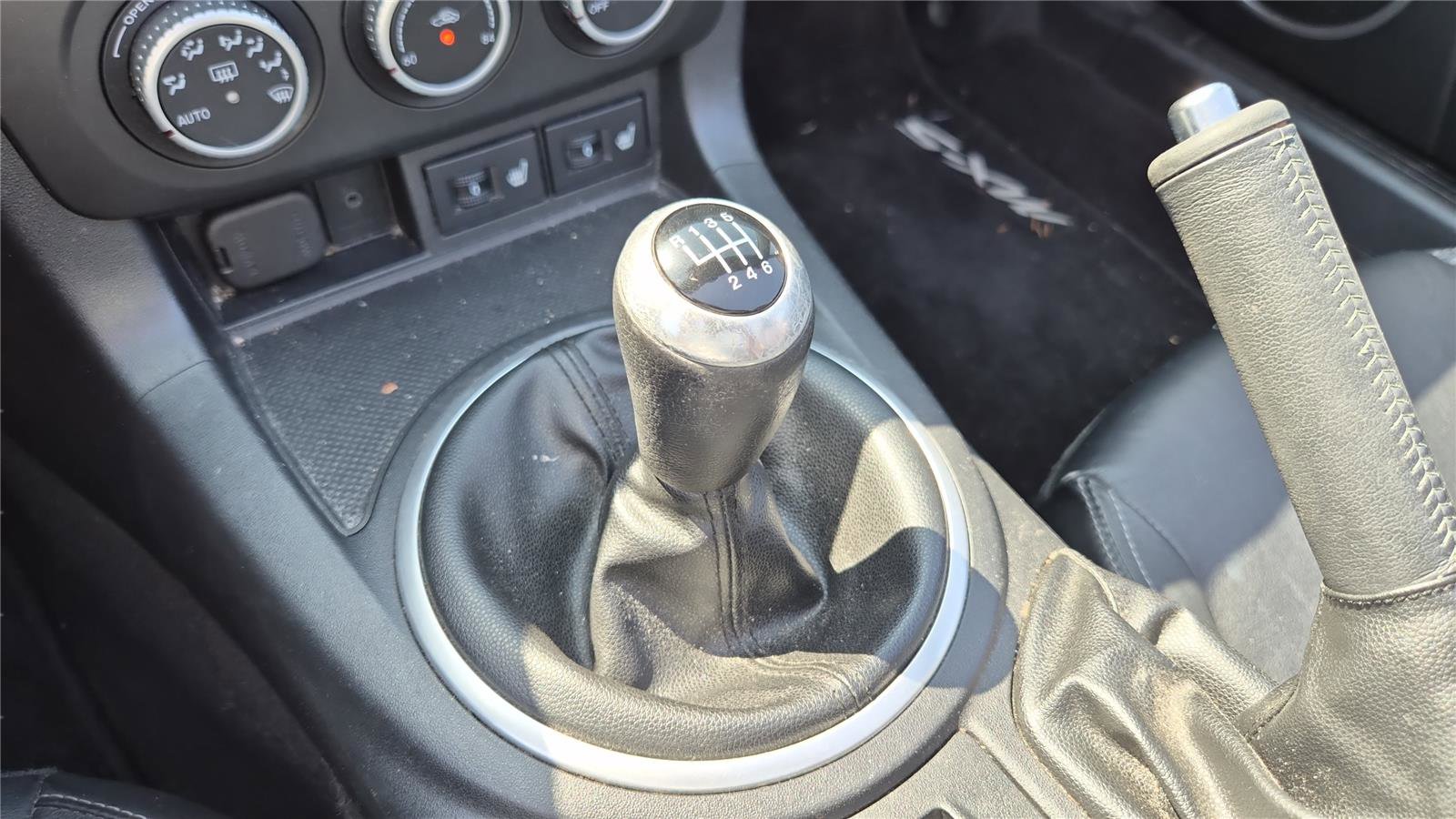 Used 2009 MAZDA MX-5 Miata Grand Touring w/ Premium Pkg RWD image 16