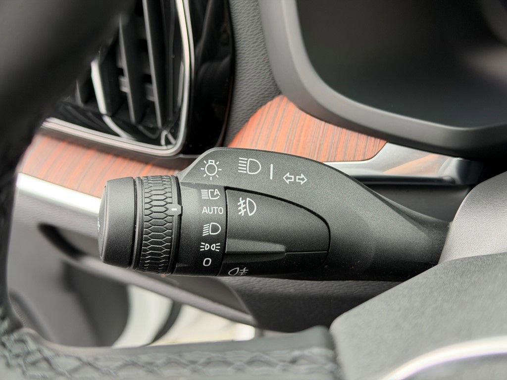 Certified 2025 Volvo V60 B5 Cross Country Plus image 35