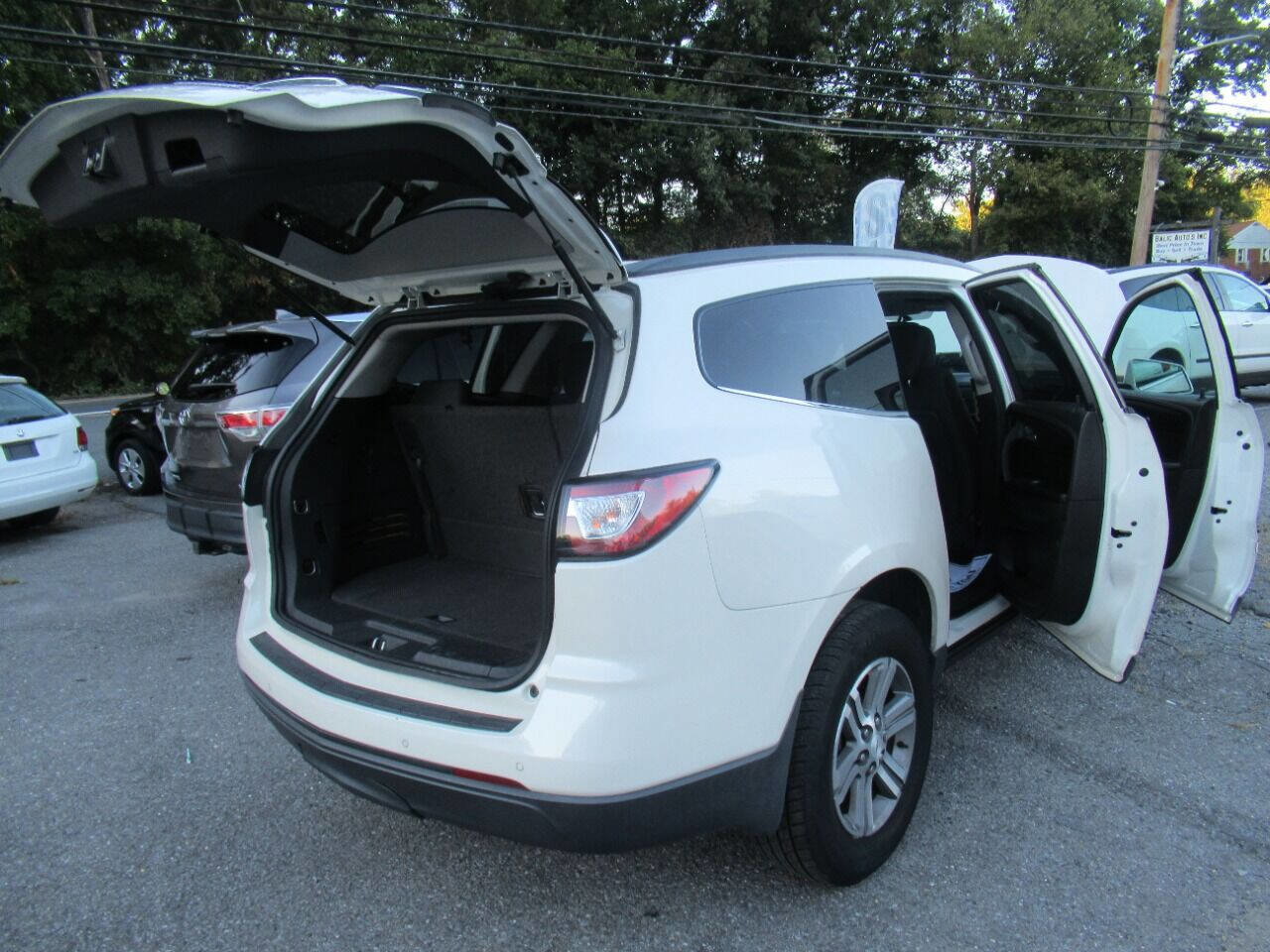 Used 2015 Chevrolet Traverse LT image 12