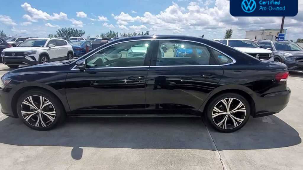 Used 2022 Volkswagen Passat 2.0T SE FWD image 5