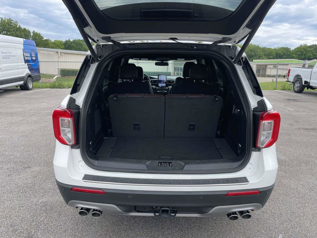 Used 2023 Ford Explorer Platinum w/ Technology Package AWD/4WD image 10