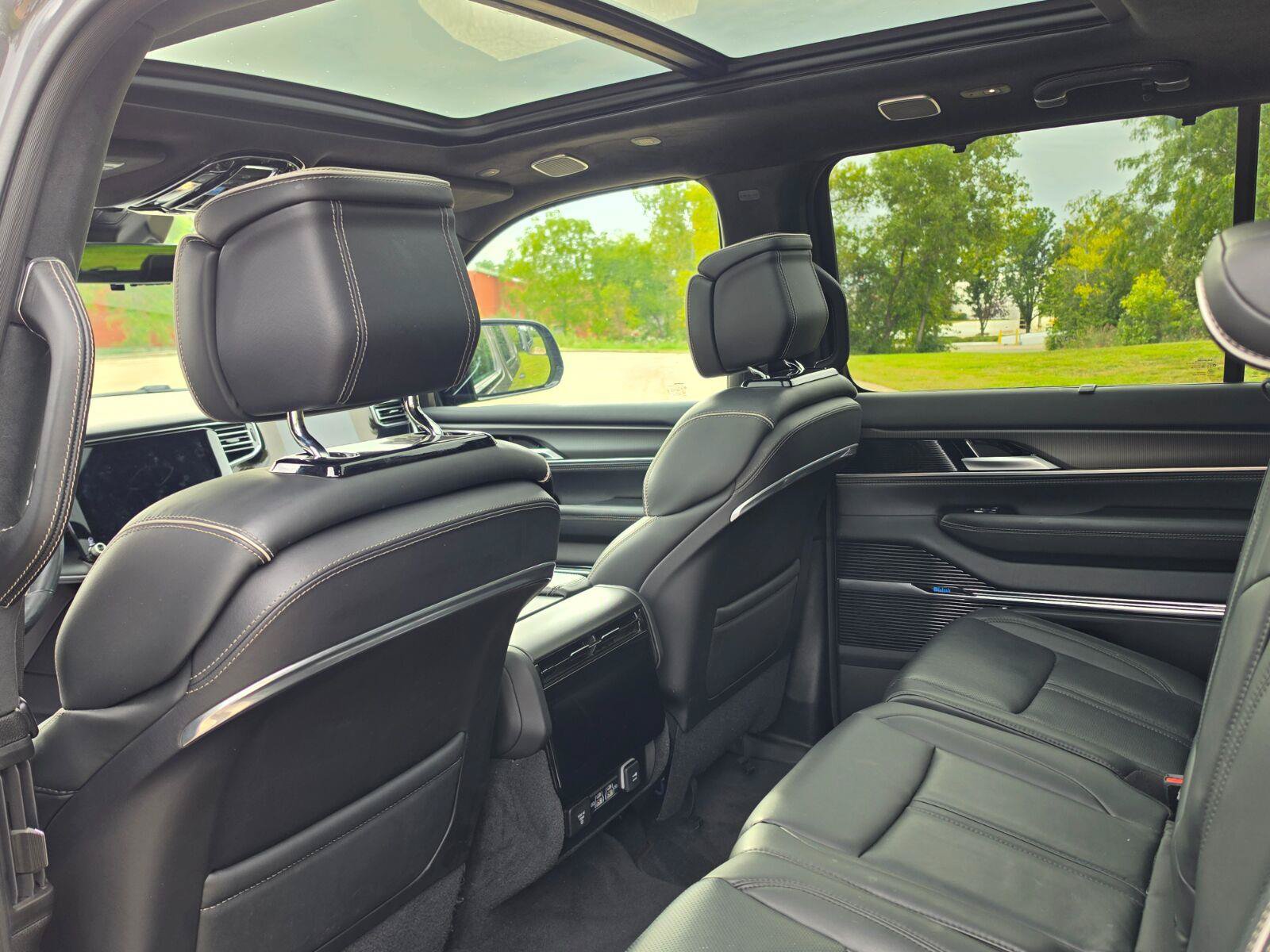 Used 2025 Jeep Grand Wagoneer Series II Obsidian w/ Quick Order Packagew 28T AWD/4WD image 10