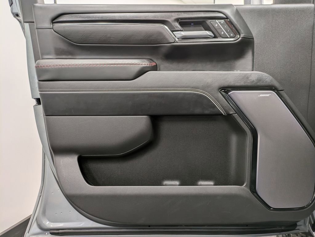 Used 2025 GMC Sierra 2500 AT4X image 8