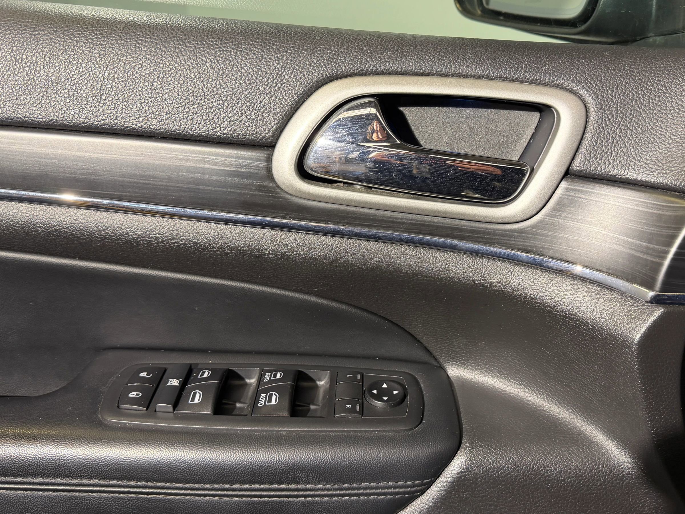 Used 2020 Jeep Grand Cherokee Limited w/ Luxury Group II image 12