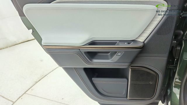 Used 2025 Rivian R1T Premium AWD/4WD image 32