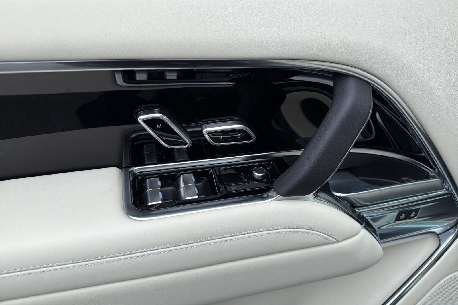 New 2026 Land Rover Range Rover SE AWD/4WD image 13
