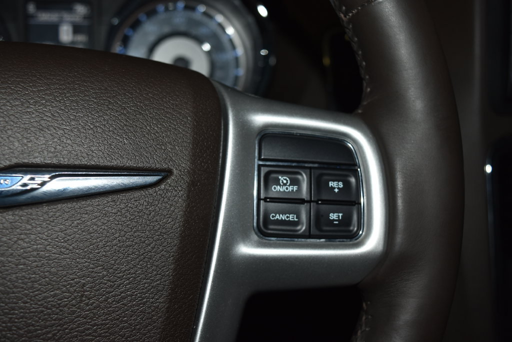 Used 2015 Chrysler Town & Country Touring-L w/ Driver Convenience Group FWD image 9