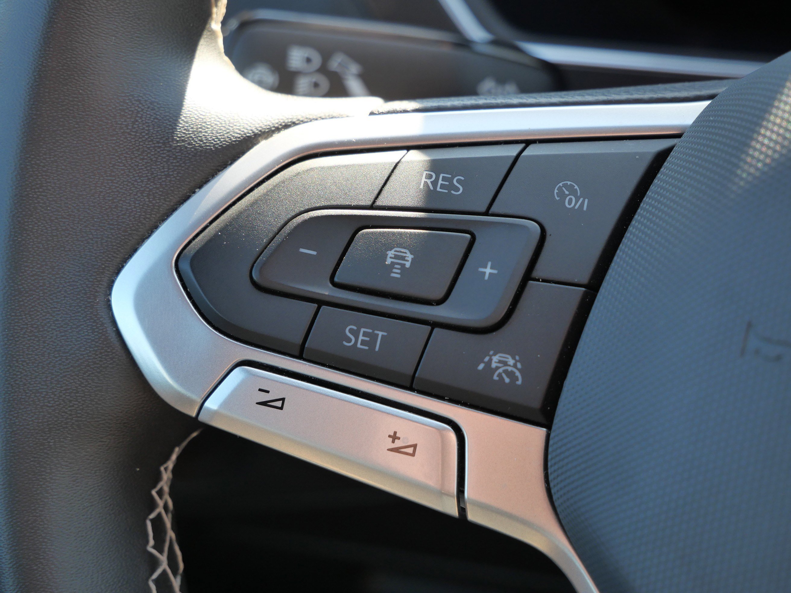 Certified 2022 Volkswagen Tiguan SE image 33