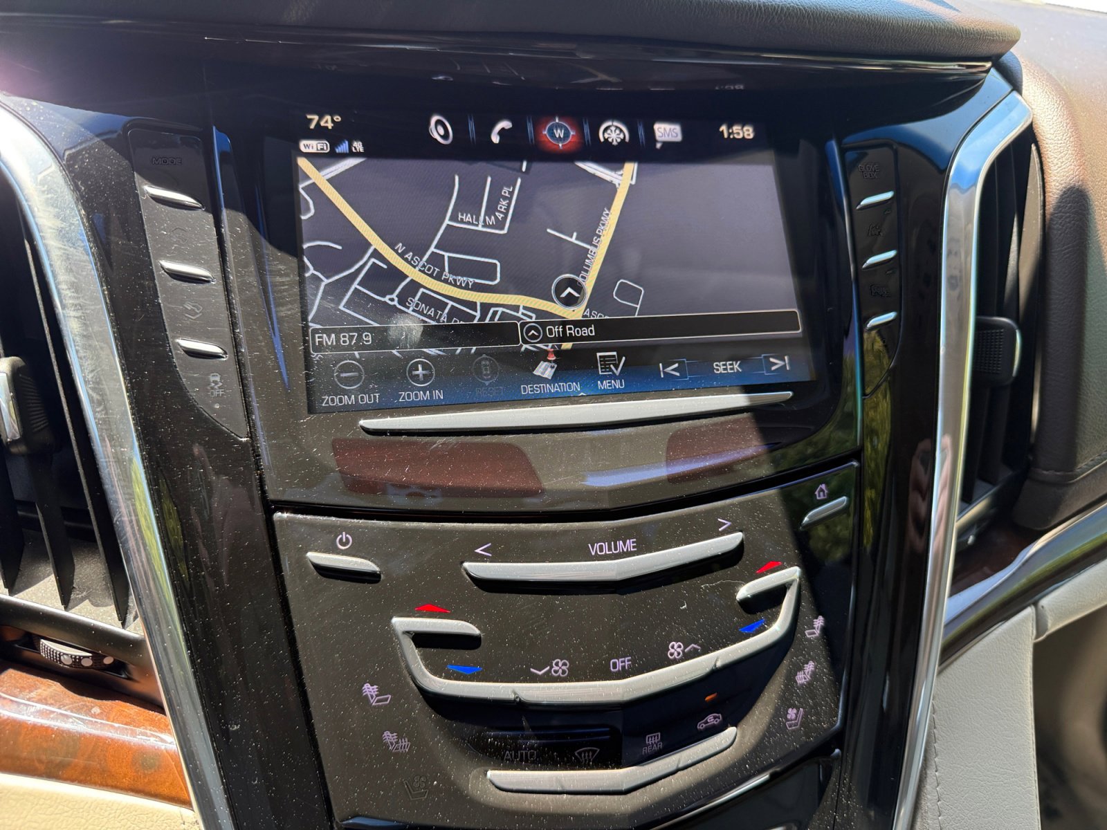 Used 2017 Cadillac Escalade Luxury AWD/4WD image 12