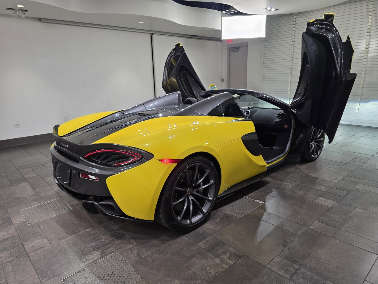 Used 2018 McLaren 570S Spider image 23