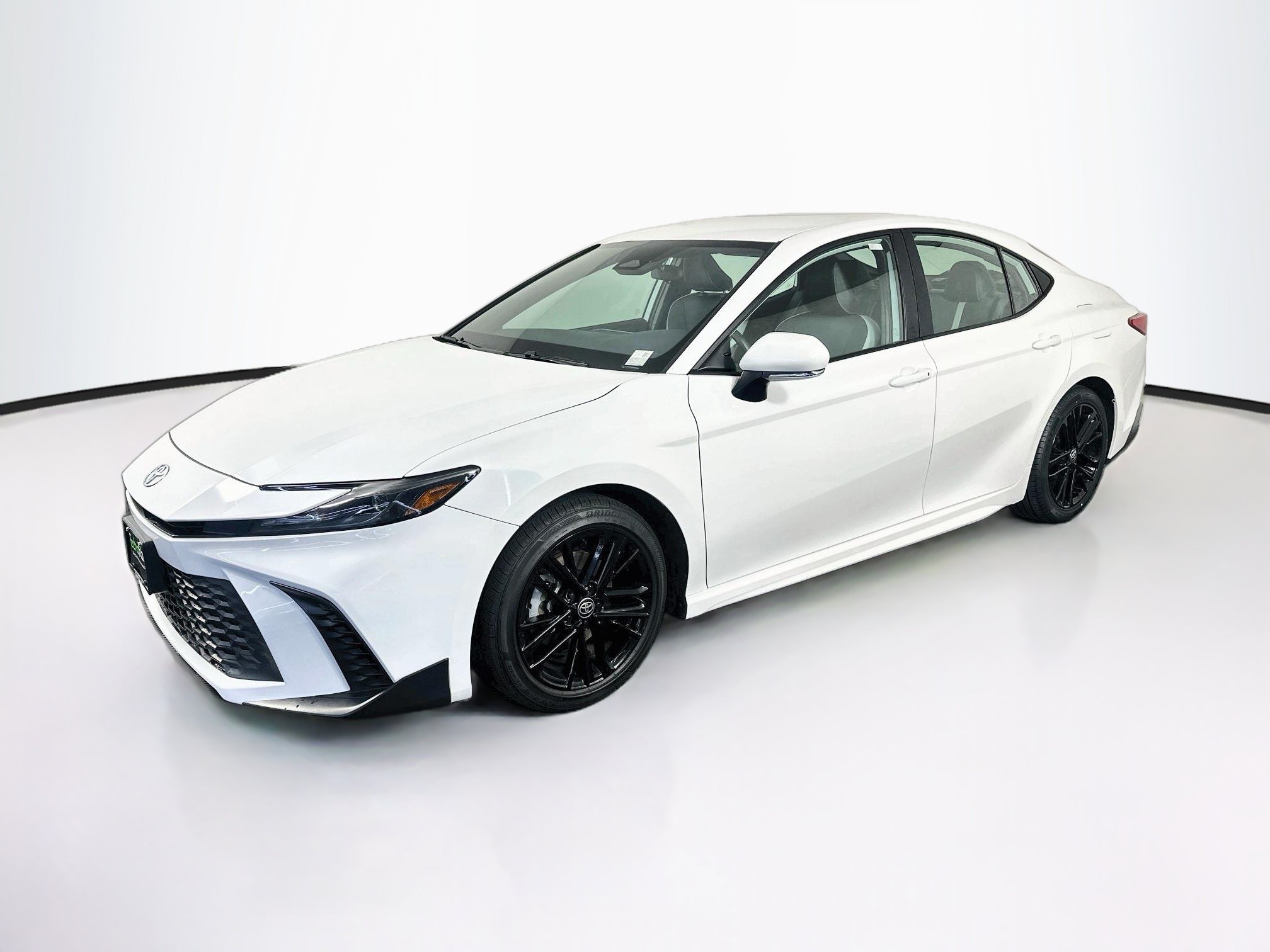 Used 2025 Toyota Camry SE FWD image 3