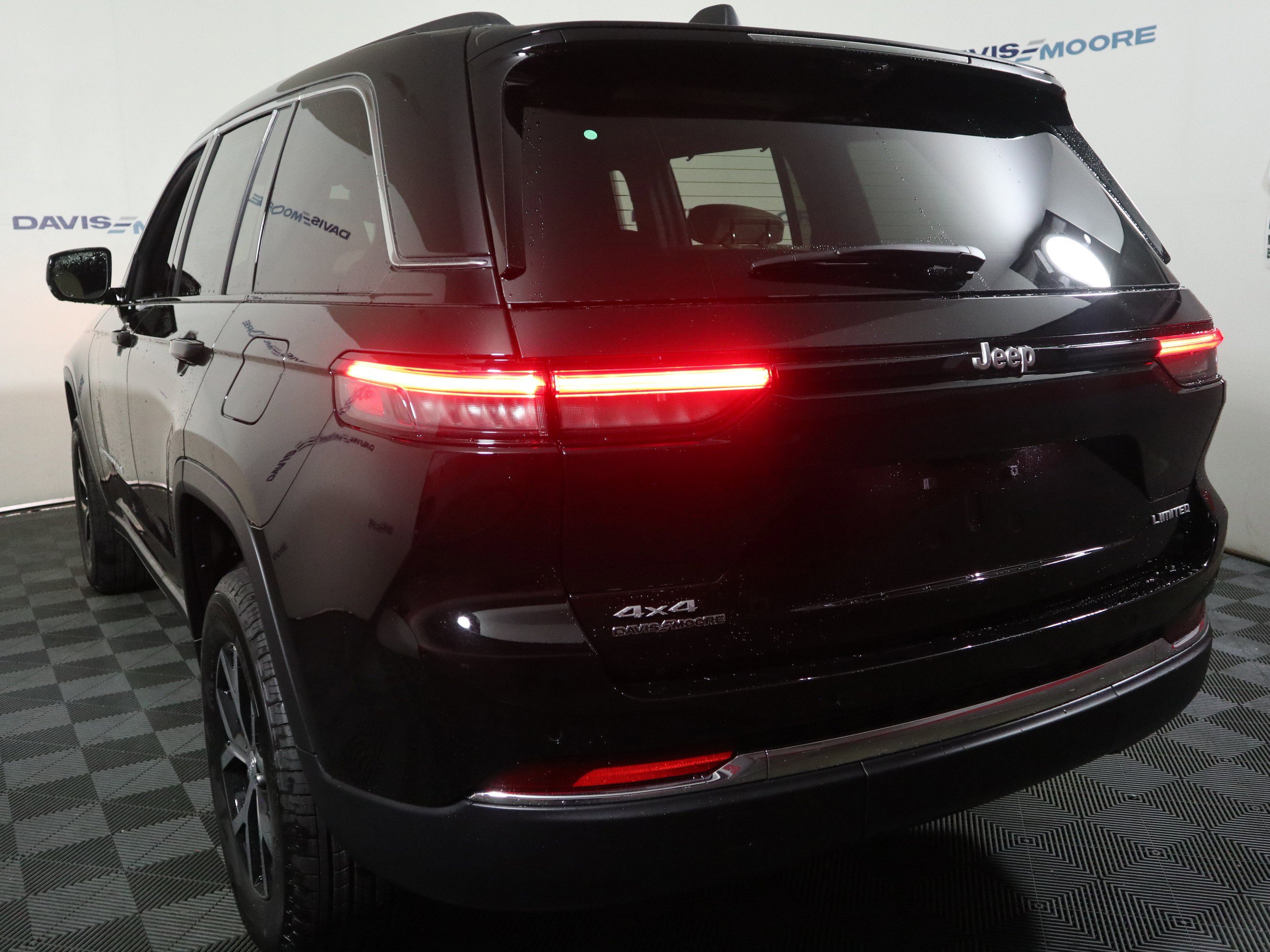 New 2025 Jeep Grand Cherokee Limited w/ Luxury Tech Group II image 8