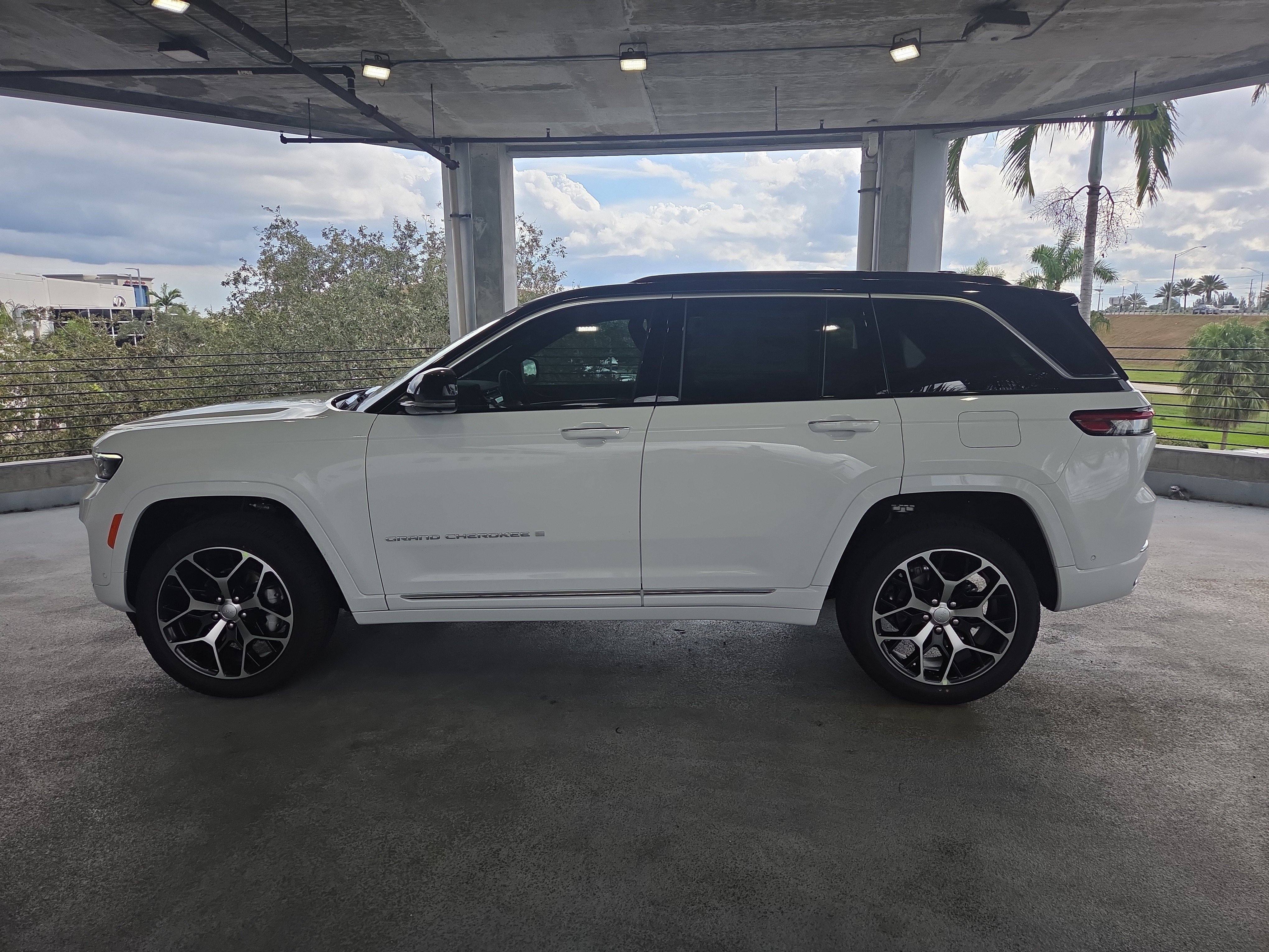 New 2025 Jeep Grand Cherokee Summit AWD/4WD image 8