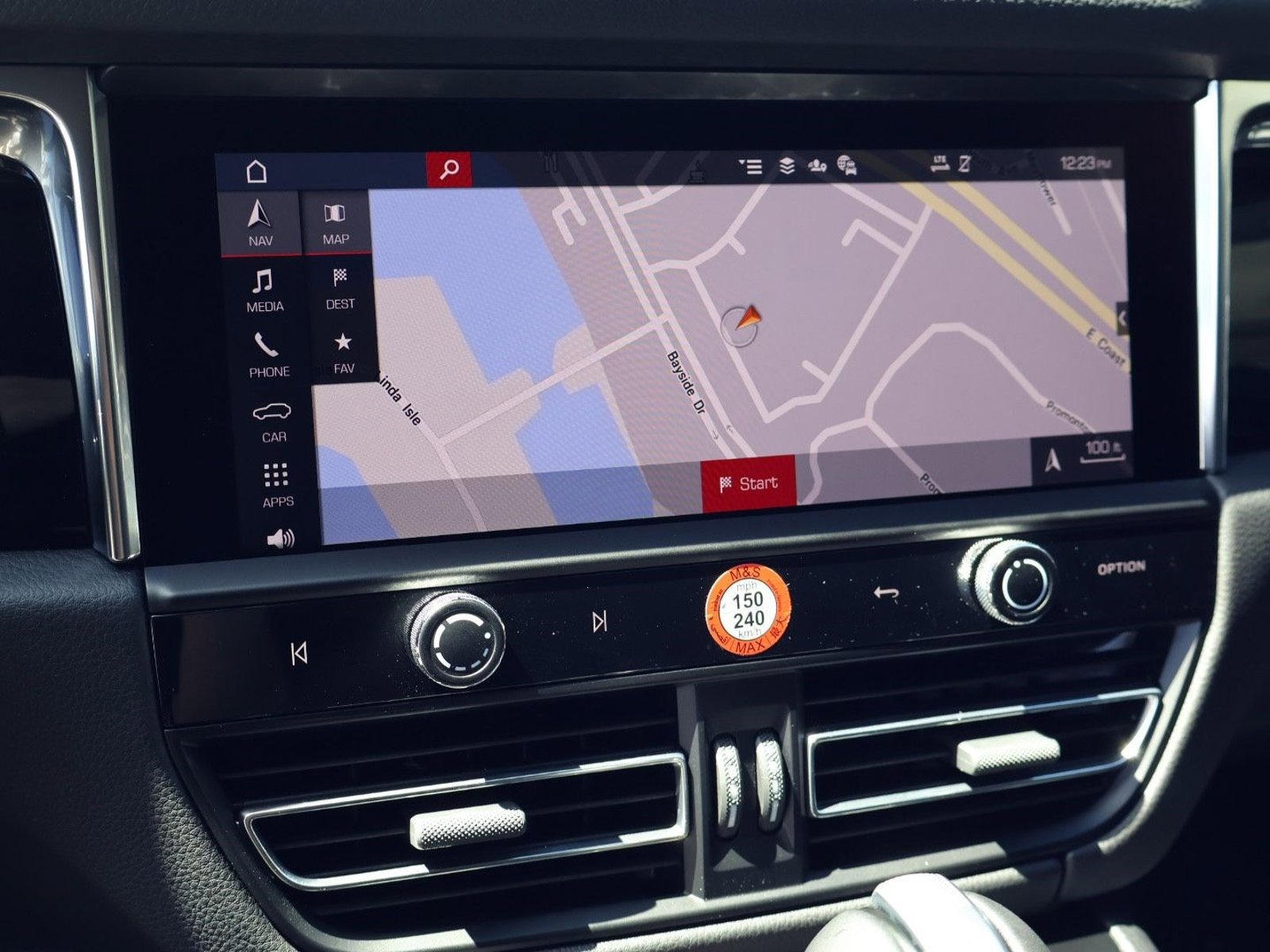 Certified 2025 Porsche Macan image 18