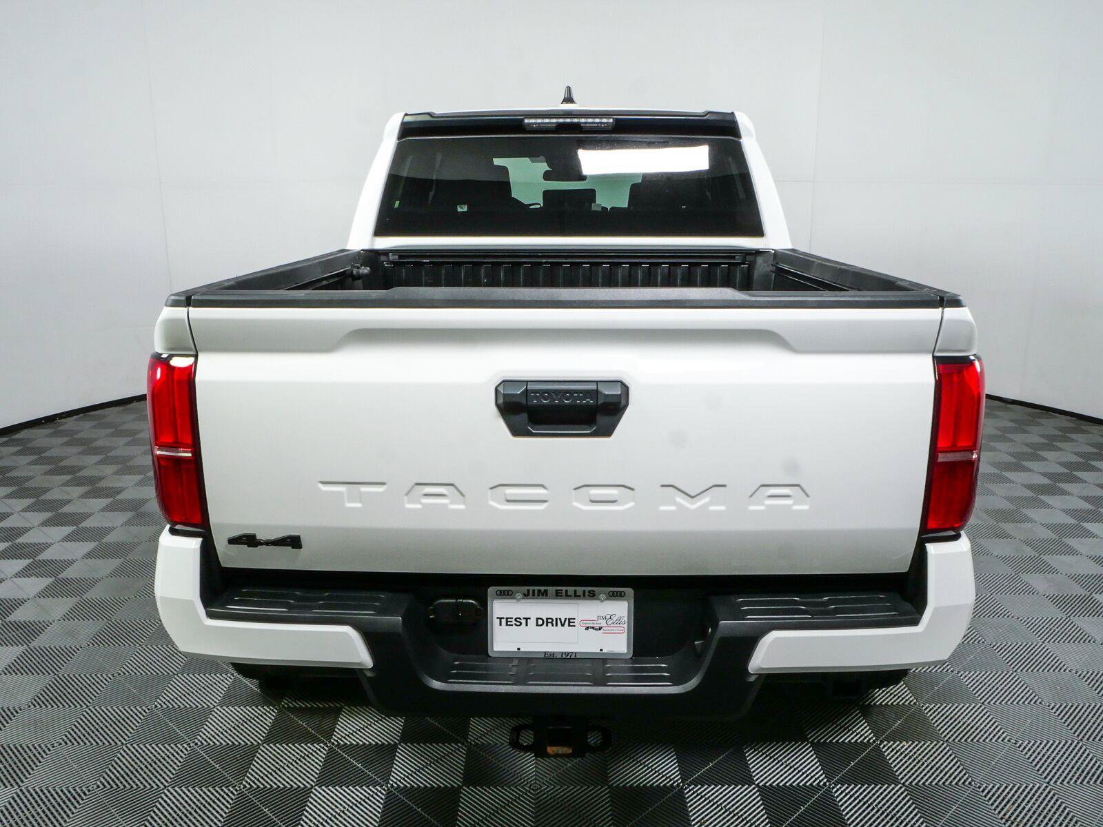 Used 2025 Toyota Tacoma SR AWD/4WD image 25