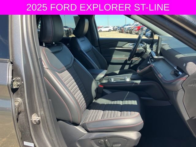 Used 2025 Ford Explorer ST-Line w/ ST-Line Street Pack AWD/4WD image 11