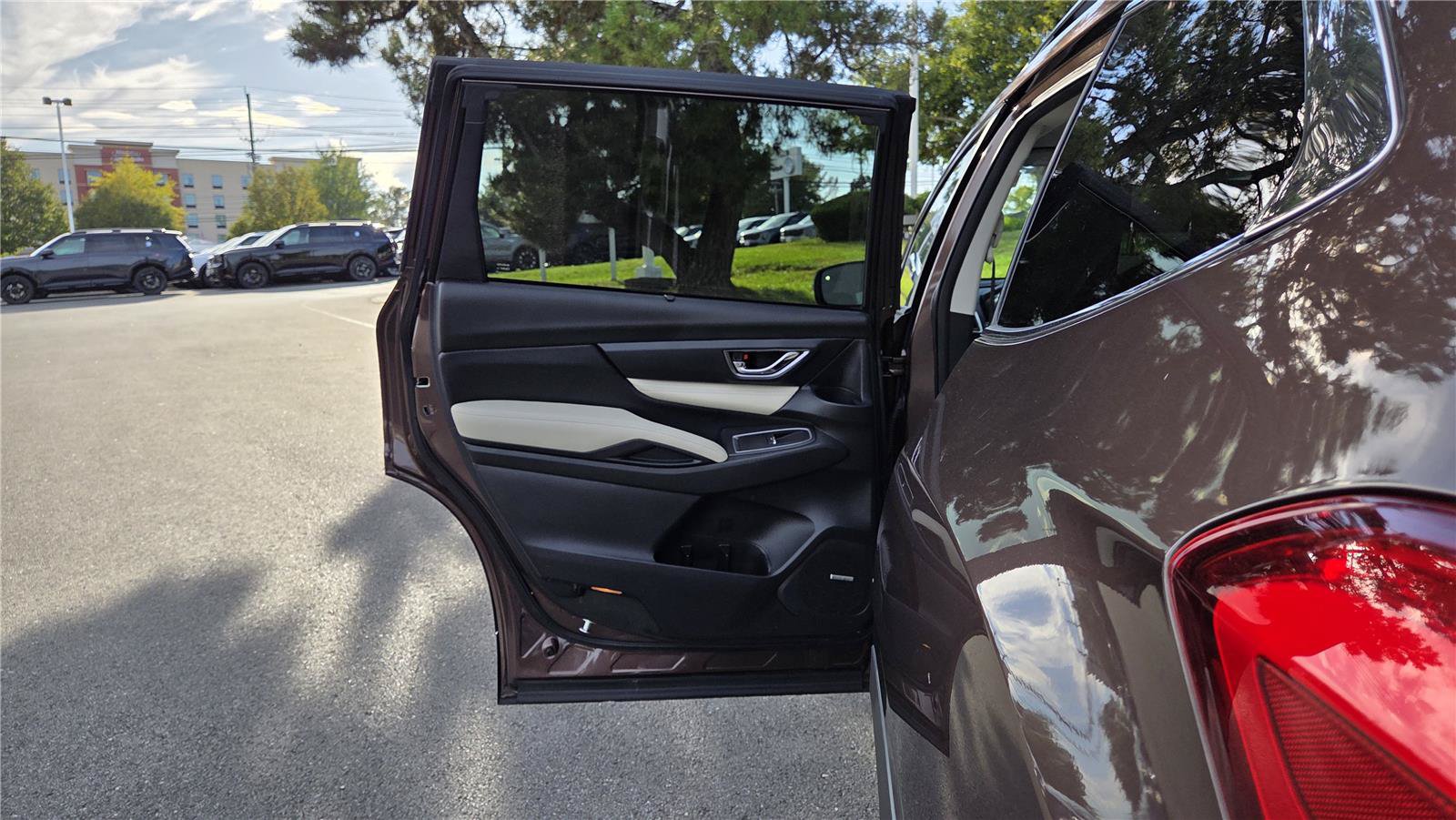 Used 2021 Subaru Ascent Limited w/ Technology Package AWD/4WD image 29